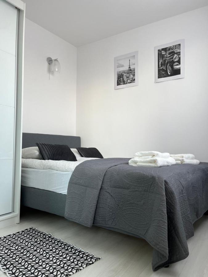 Appartamento Warsaw Inside Solec With Private Parking Esterno foto