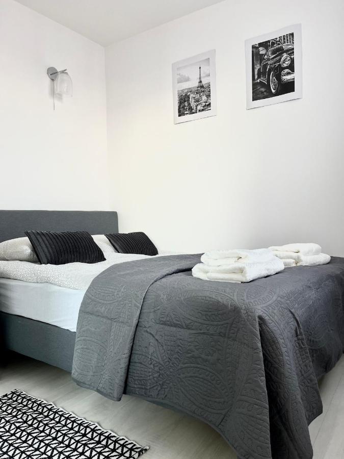 Appartamento Warsaw Inside Solec With Private Parking Esterno foto